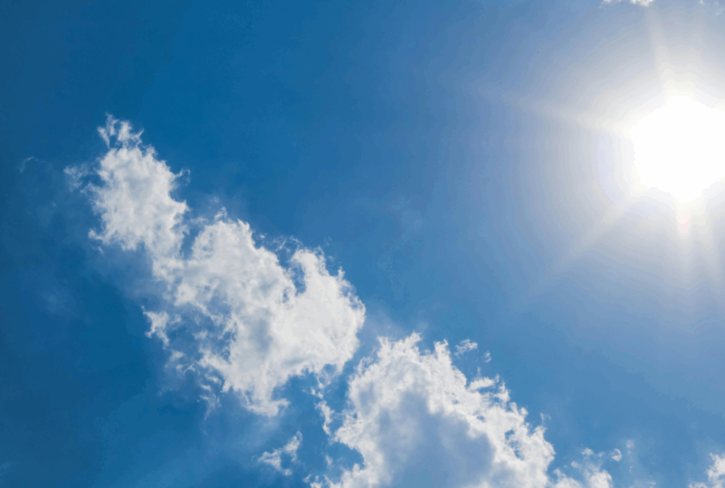 青空に太陽が映り込む画像